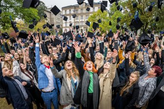 Hoch die Hüte! - Junge Akademiker verlassen Mittweida - Das traditionelle Hütewerfen zur Verabschiedung der Absolventen auf dem Technikumplatz am Freitag.