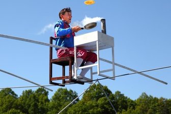 Hoch fliegende Eierkuchen im Gründelpark - Ob am Sonntag bei der Show der Geschwister Weisheit die Eierkuchen wieder in der Pfanne landen, wird sich erst noch herausstellen.