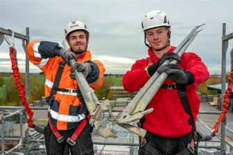 Hoch hinaus nicht nur im Gerüstbau: Wie Betriebe und Azubis in Mittelsachsen zueinanderfinden - Den Beruf des Gerüstbauers lernen Mikele See (l.), Lehrling im ersten Lehrjahr, und Richard Leithold, drittes Lehrjahr, bei der Gemeinhardt Service GmbH in Roßwein.