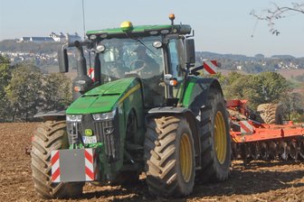 Hochbetrieb am Fuße der Augustusburg: Landwirte aus Leubsdorf präparieren sich für Winterzeit - Landwirte der Agro Produkt Leubsdorf führen vis-a-vis zur Augustusburg (l.) die Herbstbestellung aus.