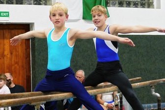 Hochbetrieb an allen Geräten - Lean Nüßler (vorn) und Chris Jäger hielten beim 28. Grünhainichener Kürturnen bei den Jungen die Fahne für die Gastgeber hoch. 