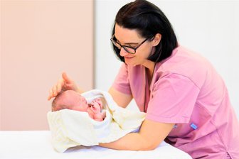 Hochbetrieb im Rodewischer Kreißsaal: In 15 Stunden kommen sechs Babys auf die Welt - Antje Kovacs, Leitende Hebamme im Klinikum, mit einem Kind, das bereits zu einem früheren Zeitpunkt zur Welt kam.