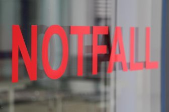 Hochbetrieb in Mittelsachsens Notaufnahmen nach Glätteunfällen - In den Notaufnahmen der Krankenhäuser in Freiberg und Mittweida herrschte am Montagmorgen Hochbetrieb.