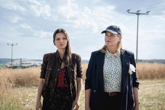 Hochdeutsch durchs Vogtland? Warum in der neuen ZDF-Serie der Dialekt fehlt - Julia Hartmann (links) hat zwar familiäre Bande, die nach Sachsen führen. In der Serie spielt sie aber eine Anwältin aus Berlin. Birge Schade gibt eine Bürgermeisterin aus dem Westen, die tief im Dorf verwurzelt ist.