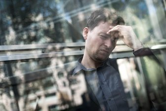 Hochfunktionale Depression: Wie man sie erkennt - was hilft - Betroffene einer hochfunktionalen Depression wirken nach außen stabil, gehen zur Arbeit und bewältigen ihren Alltag - innerlich fühlen sie sich jedoch erschöpft und leer.
