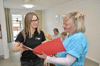 Hochhaus in Thalheim: Einblicke in Sechs-Millionen-Euro-Projekt - Ulla Stecher, Geschäftsführerin der Wohnungsbaugesellschaft „Zwönitztal“ (li.) im Gespräch mit Pflegedienstleiterin Katja Peplinski.