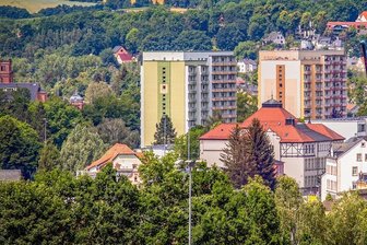 Hochhaus-Sanierung in Flöha: Ein Plus an Sicherheit, das schick aussieht - Die beiden rund 35 Meter hohen markanten Hochhäuser prägen das Stadtbild von Flöha. Die barrierearmen Wohnungen sind sehr gefragt. Für die wenigen Zweiraumwohnungen gibt es sogar Wartelisten.