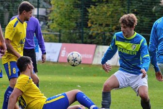 Hochklassiges Duell findet keinen Sieger - Viele Zweikämpfe um den Ball - wie in dieser Szene zwischen Dittmannsdorfs Max Stoll (r.) und Marienbergs Tommy Meyer - prägten das intensive Derby. Am Ende konnten beide Teams ihr Punktekonto aufstocken.