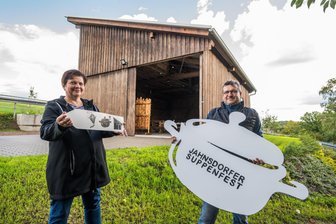 Hochkultur und Suppentopf: Warum ein bayerischer Stadel jetzt im Erzgebirge steht - Volksfest statt Vernissage: Mit dem 1. Jahnsdorfer Suppenfest feiern Diana und Peter Ziegs die Eröffnung der Scheune.