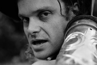 Hochkulturelles Delirium: Baut Tristan Brusch aus "Woyzeck" wirklich Pop? - Verhebt sich neben der Theaterbühne: Tristan Brusch.