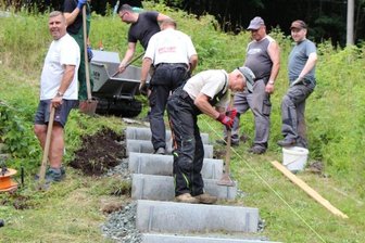 Hochofen in Morgenröthe: Neuer Verein packt kräftig an - Bau neuer Stufen für einen Zugang zur Gichtbrücke. 