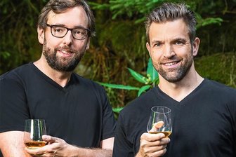 Hochprozentiges aus dem Erzgebirge: Whisky reift jetzt in Stolln mitten im Tharandter Wald - Thomas Schütze (r.) und Carsten Gieseler (l.) lassen ihren Whisky in Stolln im Tharandter Wald reifen.
