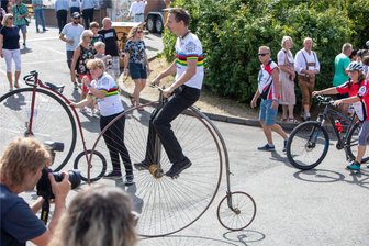 Hochrad-Champions ausnahmsweise ganz langsam - Zwei Weltmeister radelt beim Plauener Wiesn-Umzug mit - Nicht der Schnellste, aber der Eleganteste. Hochradweltmeister Frank Albert war beim Umzug mit von der Partie. Weltmeisterin Evi Dumon aus Belgien war samt Rad ebenfalls dabei.