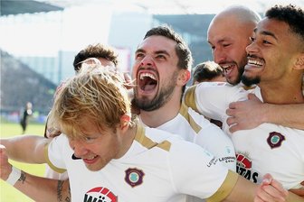 Hochscheidt verzückt die Veilchen - Jan Hochscheidt (links) sorgte mit seinen Toren für ersten Sieg der Auer seit der Winterpause. Pascal Testroet, Philipp Riese und Emmanuel Iyoha (von links) gratulieren.