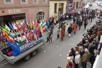 Hochschul-Jubiläum: Mehrere Tausend Zuschauer beim Festumzug - Internationale Studierende der Hochschule Mittweida