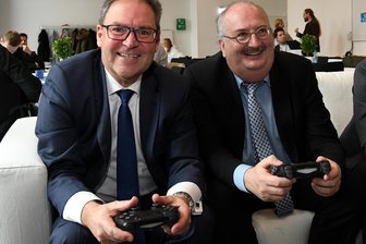 Hochschule arbeitet mit Fußball-Verband am Schaufenster für digitale Sportspiele - Der Präsident des Sächsischen Fußball-Verbands, Hermann Winkler (li.), hat gestern mit dem Rektor der Hochschule Mittweida, Professor Ludwig Hilmer (r.), eine Kooperation vereinbart.