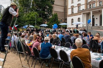 Hochschule in Mittweida feiert Jubiläum ihres Neustarts mit langer Kaffeetafel - Die Hochschule Mittweida bat zu Tisch: Zu ihrem 30-jährigen Bestehen gab es am Technikumplatz eine große Kaffeetafel.