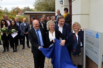 Hochschule Mittweida ehrt ihre erste weibliche Lehrkraft Ingrid von Reyher - Hochschulrektor Ludwig Hilmer, die Gleichstellungsbeauftragte der Hochschule, Rika Fleck, Oberbürgermeister Ralf Schreiber und Hochschul-Kanzlerin Sylvia Bäßler (von links).
