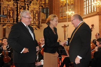 Hochschule Mittweida: Neuer Rektor will einen "Campus Sachsen" - Sachsens Staatsministerin für Wissenschaft und Kunst, Sabine von Schorlemer, überreichte am Montag in der Stadtkirche Mittweida dem neuen Rektor der Hochschule, Ludwig Hilmer (r.), die Ernennungsurkunde. Zuvor erhielt er von seinem Vorgänger Lothar Otto (l.), der das Amt sechs Jahre lang bekleidete, die Amtskette.