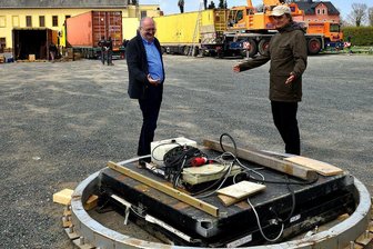 Hochschuljubiläum Mittweida: Aufbau des Spiegelzelts beginnt - Mit dem angelieferten Spiegelzelt am Mittweidaer Schützenplatz kann nun der Aufbau beginnen.
