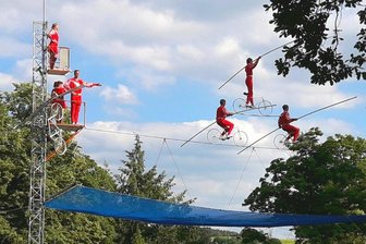 Hochseilartisten begeistern hunderte Zuschauer -