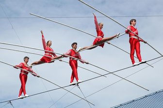 Hochseilartistik, Tattoo Convention, Konzerte und Partys: Ausgehtipps am ersten Mai-Wochenende in Westsachsen - Ausgezeichnet beim Zirkusfestival in Monte Carlo: Ein Höhepunkt der Show, die in Mülsen zu erleben sein wird, ist die Fünf-Personen-Pyramide, die die Geschwister Weisheit nach eigenen Angaben als einziges Hochseilensemble der Welt unter freiem Himmel präsentieren.