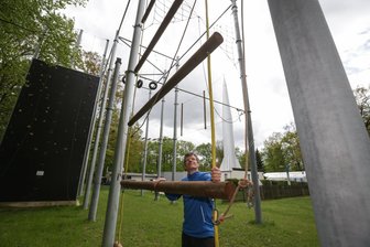 Hochseilgarten im Küchwald eingeweiht - Im Bild Robby Speck, Mitarbeiter Solaris, an der Jacobsschaugel am Hochseilgarten am Kosmonauten Zentrum.