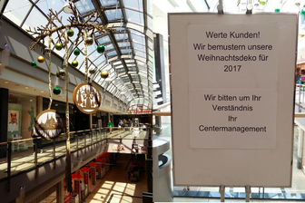 Hochsommer in Zwickau: Weihnachtsdeko in den Arcaden hängt schon -