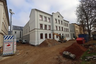 Hochtechnologiezentrum in Zwickau: Baukosten steigen um 13 Millionen Euro - Blick auf das künftige Hochtechnologiezentrum. Die Fassade der Hansaschule wurde während des Umbaus rekonstruiert.
