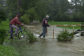 Hochwasser 2002: Bäche im Göltzschtal überfluten Umland - Der Raumbach, hier ein Abschnitt in Hauptmannsgrün, überflutete die angrenzenden Wiesen und überspülte Brücken. 