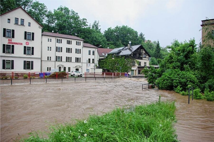Hochwasser 2013 in Werdau: Beteiligte blicken zurück - Wo eigentlich die Uferstraße in Werdau war, floss die Pleiße als reißender Strom. Sämtliche Brücken waren überspült und auch am Sternplatz schwappte das Wasser über die Straßenkreuzung. 