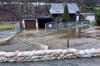 Hochwasser am Oberlauf der Zwota: Mehrere Gebäude von Wasser eingeschlossen - Am Wiesengrund in Zwota: Mehrere Wohnhäuser sind vom Hochwasser eingeschlossen. Das gab es zuletzt im Januar und im Juni 2013.