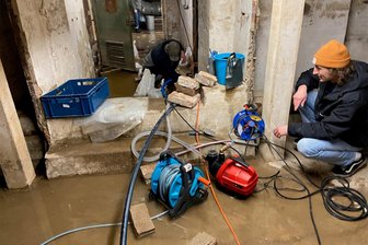 Hochwasser in Chemnitz: Sirenen an Weihnachten - Trotz vieler Helfer steht das Wasser im Keller des Weltecho zu hoch, wegen der Elektrik dort ist zu gefährlich für eine Party.