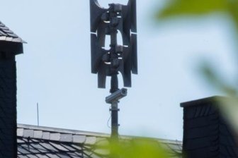 Hochwasser oder Chemieunfall - wie erfährt's die Bevölkerung? - Die Sirene auf dem Rathausdach von Burkhardtsdorf. Mit ihr sind auch Durchsagen möglich. 