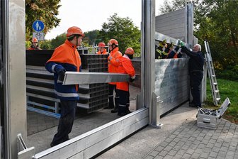 Hochwasser: Rochlitz probt den Ernstfall - Mitstreiter der Wasserwehr bauen Teile der mobilen Flutschutzwand auf. Im Bild eine Übung von 2022.