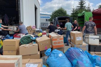 Hochwasser: Spontane Hilfsaktion stößt auf überwältigende Resonanz - Mit dieser Menge an Spenden haben die Organisatoren nicht gerechnet, die Hilfsbereitschaft ist unendlich groß.