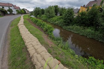 Hochwasser: Warum die Sandsäcke am Lungwitzbach in Glauchau liegen bleiben - Ein Bild mit Symbolkraft. Dort, wo bauliche Hochwasserschutzmaßnahmen am Lungwitzbach seit vielen Jahren geplant sind, liegen so lange wie möglich Sandsäcke.