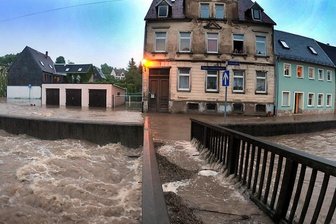 Hochwassergefahr: Anlieger in Mittelsachsen rüsten sich - Die Kleine Striegis überflutete am Freitag gegen 3 Uhr auch die Talstraße in Hainichen.