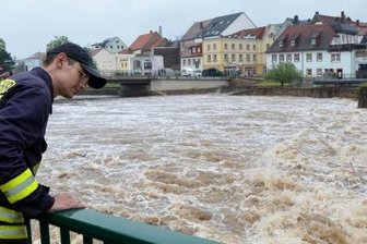 Hochwasserlage im Rochlitzer Umland spitzt sich weiter zu - Feuerwehrmann Jens Eidam hielt am Peniger Wehr nach Treibgut Ausschau.