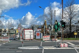 Hochwasserpumpwerk wächst in Frankenberg - An der Einmündung der B 180, Chemnitzer Straße, in die B 169, Jochen-Köhler-Straße, in Frankenberg haben jetzt die Bauarbeiten für das Hochwasserpumpwerk Auenweg begonnen. Die Fertigstellung ist für den August vorgesehen.