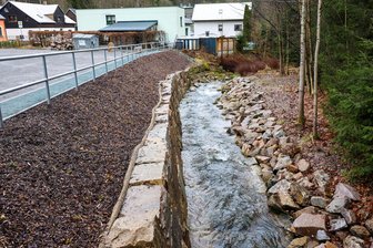 Hochwasserschaden: Dauer-Baustelle im Erzgebirge nach elf Jahren beendet - Die Arbeiten zur Beseitigung des Hochwasserschadens am Dorfbach in Schönheide sind beendet.