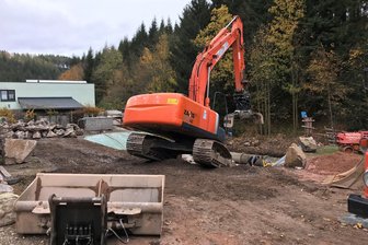 Hochwasserschaden im Erzgebirge: Zehn Jahre Bauzeit und 40-mal teurer – wie konnte das passieren? - Nach der Havarie am Dorfbach von Schönheide war eine Konstruktion gebaut worden, die weitere Verunreinigungen verhinderte.