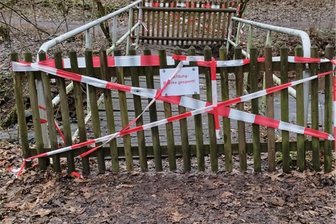 Hochwasserschaden in Niederwiesa: Deshalb ist die Fußgängerbrücke am Wanderweg von Braunsdorf gesperrt - Die Fußgängerbrücke über den Zapfenbach in Niederwiesa ist bis auf Weiteres wegen Hochwasserschäden gesperrt.