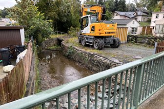 Hochwasserschäden am Hainbach im vogtländischen Oelsnitz beseitigt - Am Hainbach in Oelsnitz sind Hochwasserschäden beseitigt worden. 2021 war es zu Überflutungen gekommen.
