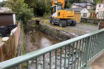 Hochwasserschäden in Oelsnitz werden beseitigt - Am Hainbach wurden bereits voriges Jahr kleinere Hochwasserschäden beseitigt.
