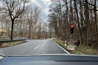 Hochwasserschäden: Wartezeiten an Baustellenampel im Chemnitztal - Mit längeren Wartezeiten müssen Autofahrer auf der Talstraße im Chemnitztal am Abzweig Köthensdorf rechnen.