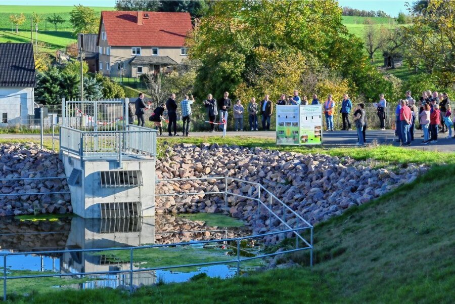 Hochwasserschutz: Claußnitz investiert in Regenrückhaltung - Ein Regenrückhaltebecken sowie eine Zisterne mit einem Gesamtfassungsvermögen von 1300 Kubikmetern Wasser ist am Kastanienweg eingeweiht worden.