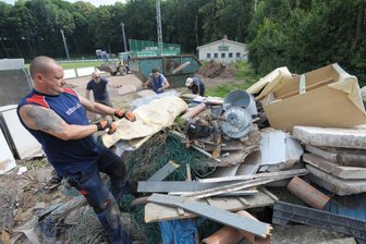 Hochwasserschutz erneuert: Chemnitztalradweg wieder freigegeben - Beim Hochwasser 2013 wurde auch das Vereinsheim des Chemnitz Fortuna stark beschädigt.