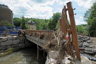 Hochwasserschutz: Göltzsch-Verbreiterung in Mylau verzögert sich - Erinnerung an 2013. An der bereits lange abgerissenen oberen Brücke des Karl-Marx-Rings hatte sich die Göltzsch wie in einem Trichter gestaut. Dort könnte es in absehbarer Zeit zumindest provisorische Arbeiten zum Entschärfen der Engstelle geben - der für 2022 geplante große Wurf verschiebt sich allerdings um etwa drei Jahre.