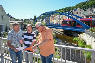 Hochwasserschutz in Chemnitz: Neue Argumente – neue Hoffnung? - Frank Meyer, Ralf Kirchübel und Andreas Stoppke (von links) – hier an einer Brücke über die Würschnitz – werben seit Jahren für ein Rückhaltebecken vor den Toren der Stadt.